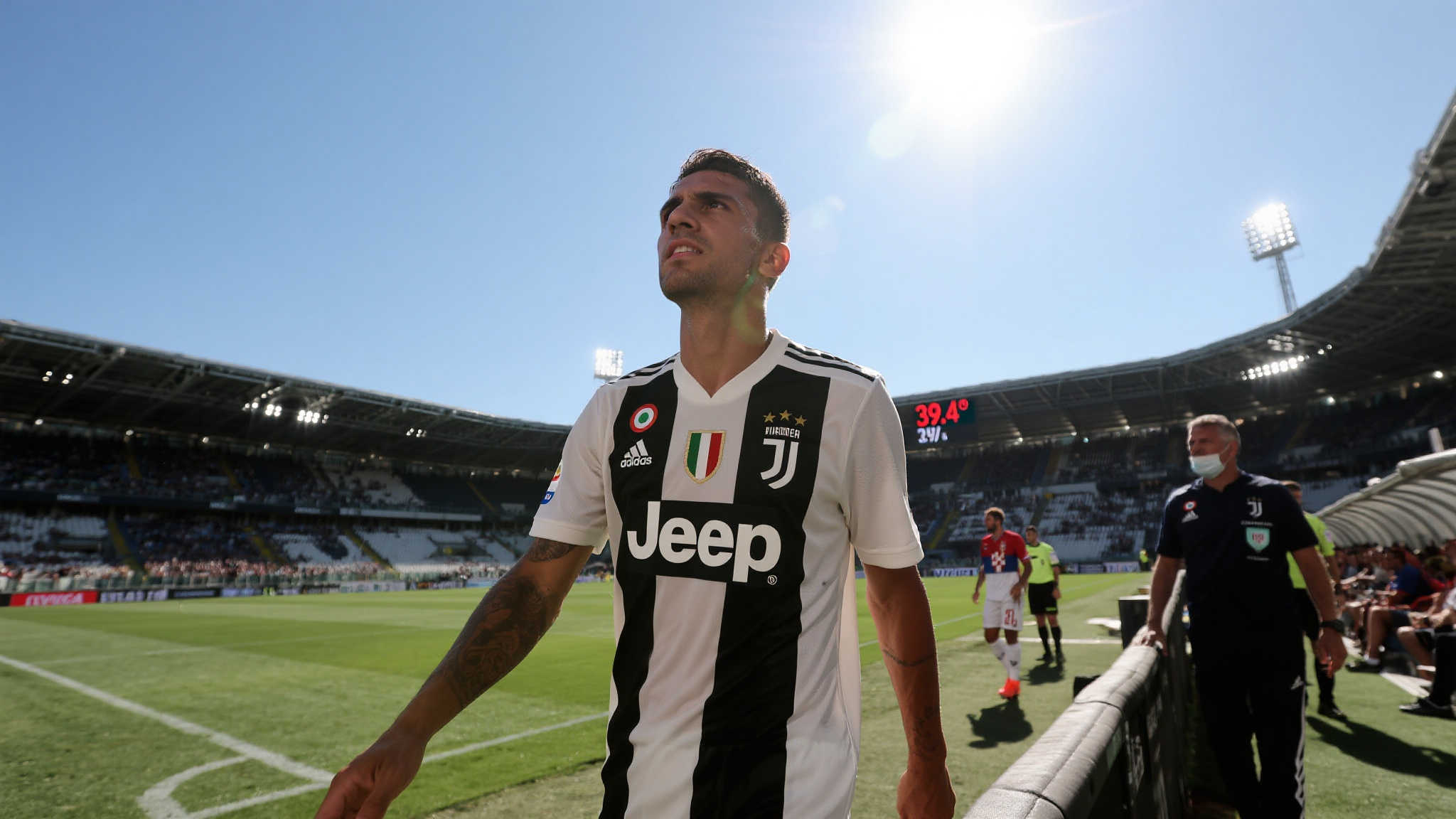 尤文对阵维达德,酷暑中午开球,当地红色高温预警39.4℃ 在烈日炙烤下的体育竞技常常是一种身心双重考验,对运