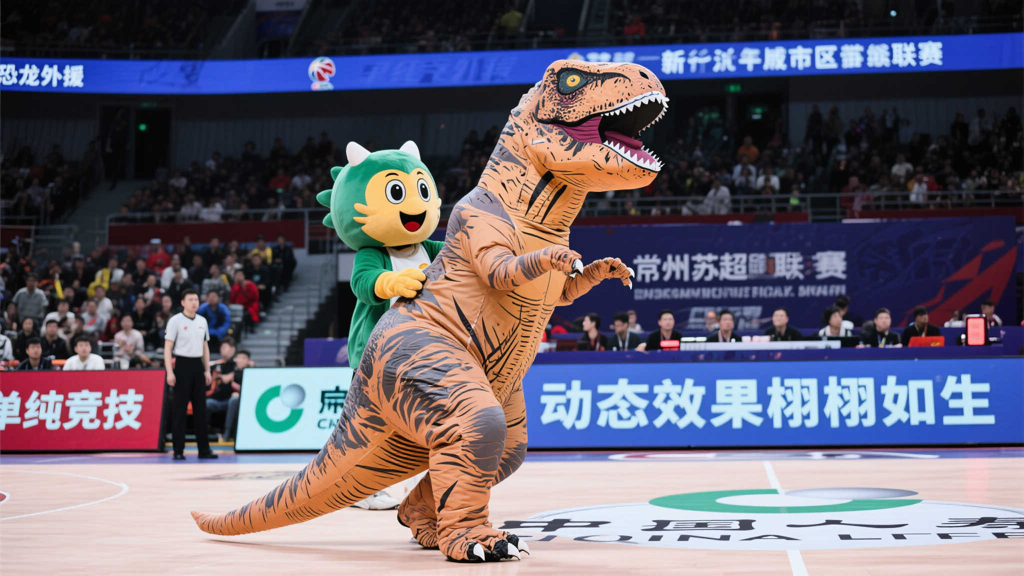苏超赛场惊现恐龙外援,常州球场掀抢球风暴 近年来,各地的体育联赛都在尝试通过增加趣味性来强化